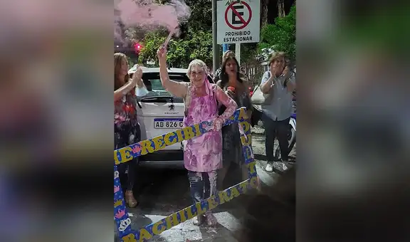 Mujer termina la escuela secundaria a los 70 años y recibe las felicitaciones de su familia
