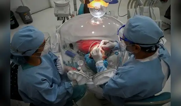 Padecía males respiratorios, fue a tratarse y hallaron un diente que había crecido en su nariz