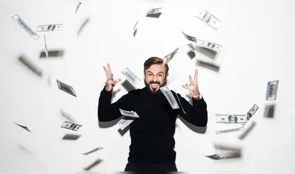 Resulta ganador de doble premio de lotería tras olvidar que antes había comprado un boleto
