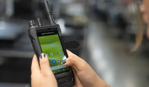 Motorola Solutions lanza su nueva radio inteligente ultraresistente que tiene cámara de 13 megapíxeles