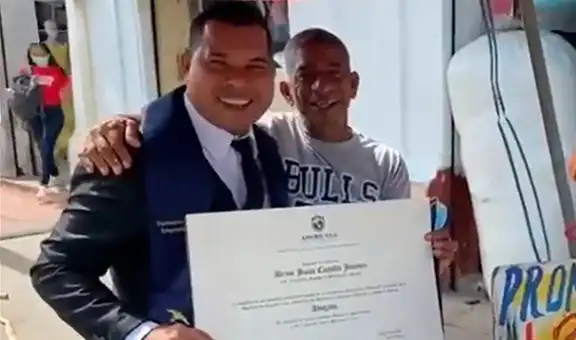 Joven dedica título profesional a su padre vendedor ambulante por motivarlo a lograr sus metas