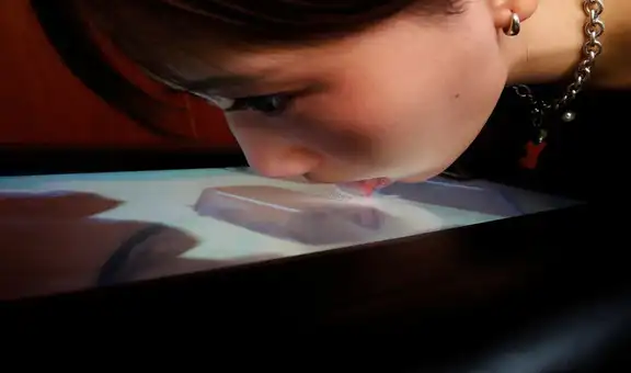 Diseñan una televisión que puede lamerse para experimentar diferentes sabores