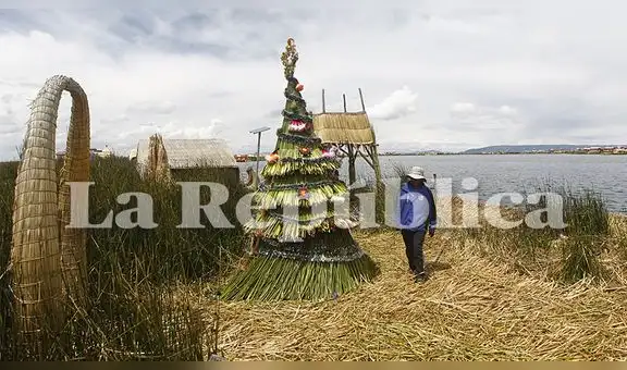 Puno: pobladores instalan árboles navideños hechos de totora en puerto e islas flotantes de los Uros