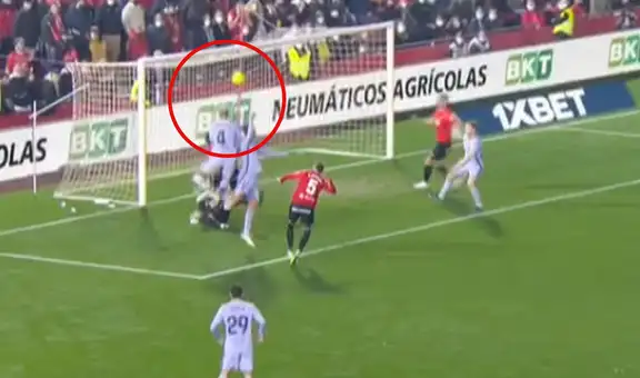 El que sigue, la consigue: Luuk de Jong anotó el 1-0 del Barcelona luego de varios intentos