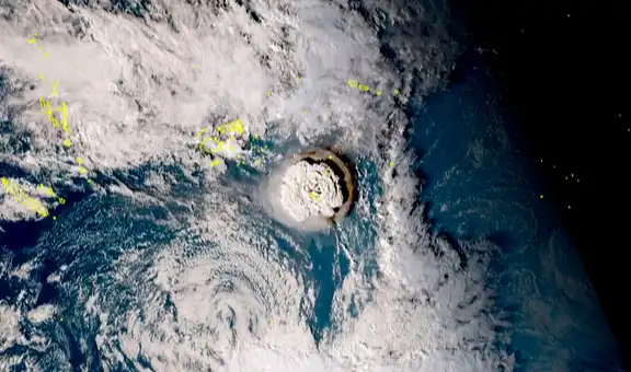 Emiten alerta de tsunami con olas de hasta 3 metros en el Pacífico tras erupción en Tonga
