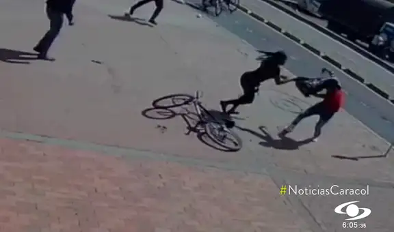 Mujer da fuerte golpiza a ladrón que intentó robarle el celular y se queda con su bicicleta