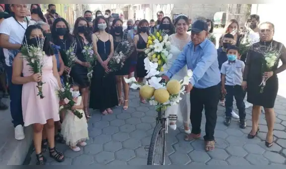 Padre lleva a su hija a bordo de su bicicleta para que pueda casarse