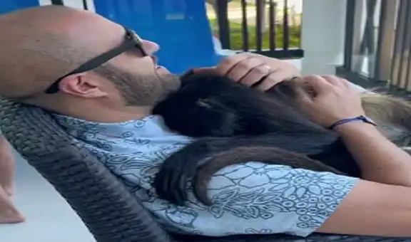 Monito se sube a los brazos de un turista para recibir un emotivo abrazo