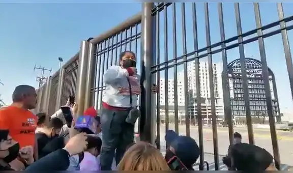 Mujer exige que la dejen comprar entrada para que su hijo asista al concierto de Bad Bunny