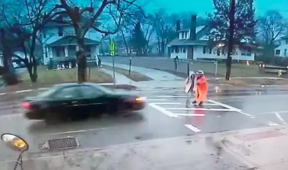 Policía de tránsito pone en riesgo su vida para salvar a niña de un accidente en plena vía