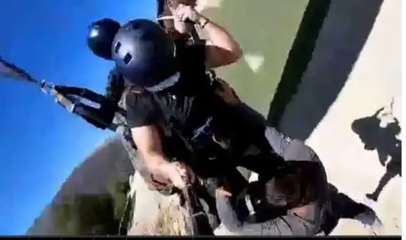 Instructor de parapente vuela sin arnés luego de que fuerte viento se llevara a su alumna