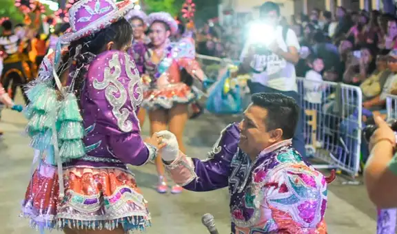 Hombre le pide matrimonio a su novia por San Valentín en pleno corso al ritmo de caporales 