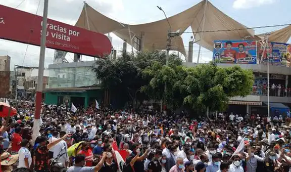 Cientos de personas cruzan la frontera de Perú con Ecuador