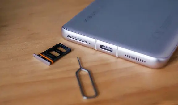 ¿Qué pasa si intentas meter una aguja en el agujero que está abajo de tu celular?