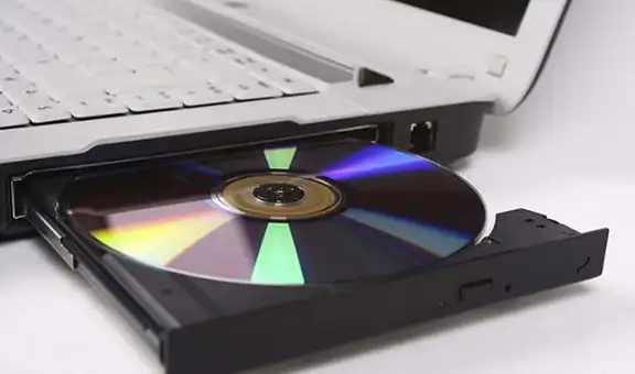 ¿Tu laptop posee lector de CD/DVD? Por esta razón jamás debes olvidar un disco adentro