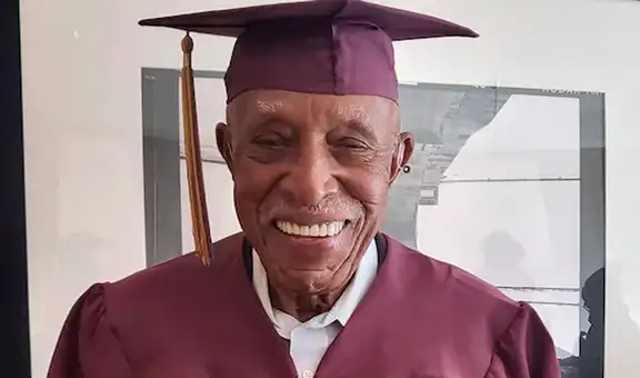 Hombre de 101 años se gradúa de la secundaría: la abandonó por problemas económicos 