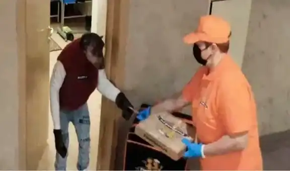 Chimpancé sorprende a repartidora al salir a recibir una pizza por delivery