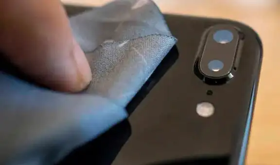 ¿Por qué no debes utilizar tu dedo para limpiar la cámara de tu teléfono si se ha ensuciado?