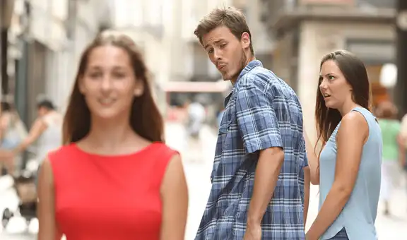 ¿Cuál es la historia detrás del meme del novio distraído?