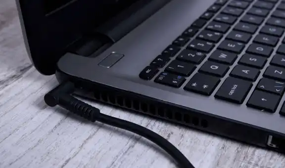 ¿Es cierto que dejar tu laptop conectada a la corriente todo el tiempo arruina la batería?
