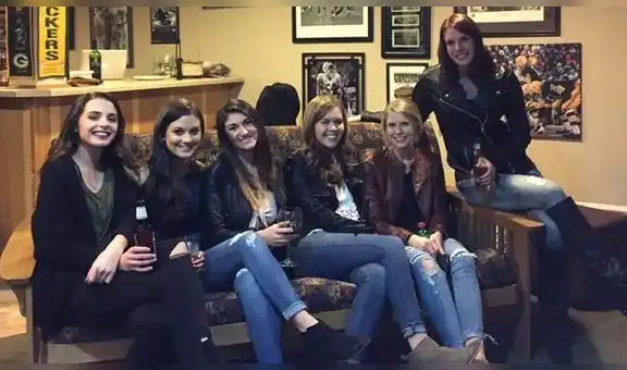 Reto visual: ¿logras descifrar por qué se ven 5 pares de piernas si hay 6 mujeres en la foto?