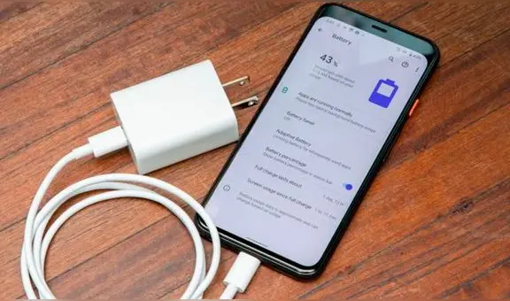 ¿Por qué los teléfonos ya no traen cargador ni audífonos adentro de su caja?