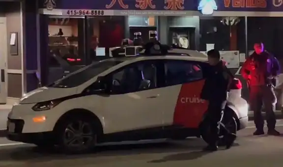 Policía detiene auto que circulaba con luces apagadas y se sorprende al no hallar al conductor