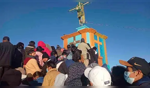Semana Santa: decenas de personas peregrinaron hacia el cerro Azoguini en Puno