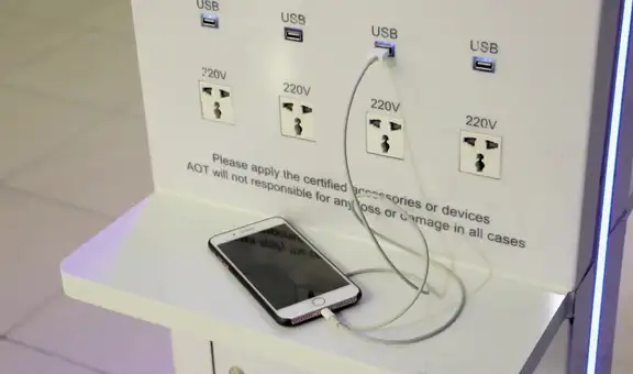 ¿Por qué no debes conectar tu celular en cualquier puerto USB que encuentres en la calle?