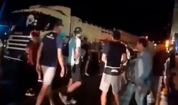 Futbolistas son retados a tanda de penales por protestantes para que los dejen pasar