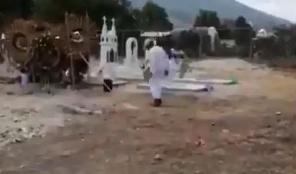 Joven despide a su pareja de baile danzando un huapango frente a su tumba