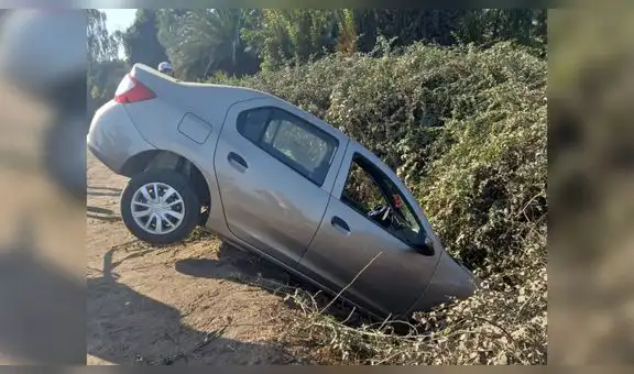 Joven realiza su primera clase de manejo, pero termina con el carro dentro de una zanja