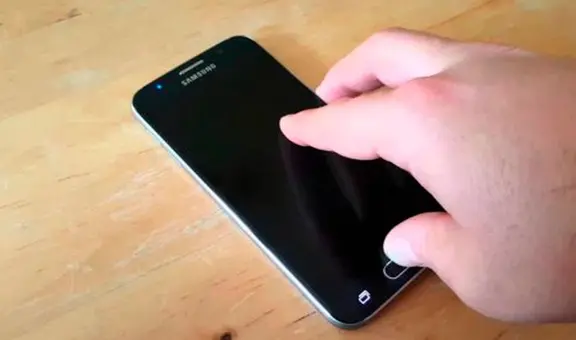 ¿Cómo reiniciar un teléfono que no tiene batería removible y que se quedó congelado?