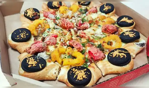 Usuarios quedan impactados al ver inusual pizza con galletas Oreo, pollo frito y calamar