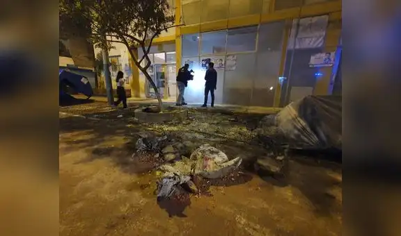San Borja: barristas provocan destrozos y queman la moto de trabajador de delivery