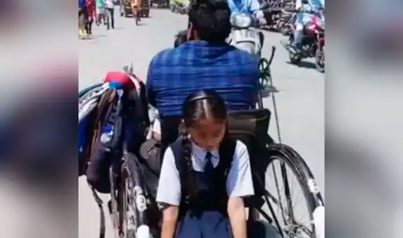 Hombre convierte su silla de ruedas en vehículo para llevar a sus hijos al colegio