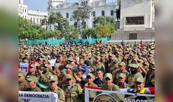 Licenciados de las Fuerzas Armadas realizan manifestación y exigen hablar con Aníbal Torres