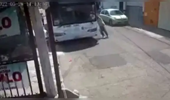 Chofer olvida poner freno a su autobús y comienza a perseguirlo al ver que se manejaba solo
