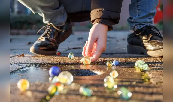 ¿Qué significa y por qué suenan canicas en el piso de arriba por las noches?