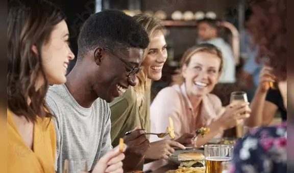 Verdad o reto: 150 preguntas difíciles para hacer en una reunión con amigos o pareja