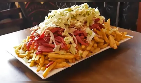 Restaurante peruano premia con S/ 1.000 a clientes que acaben una salchipapa gigante