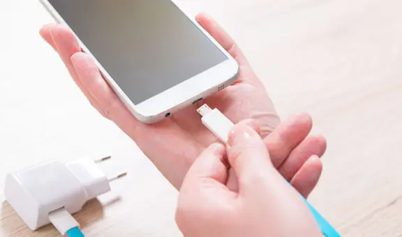 ¿Qué desventajas habría en tu teléfono al usar un cargador y cable que no son de la marca original?