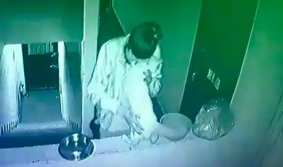 Joven sale de casa y se despide de su gatita bailando con ella una pegajosa bachata