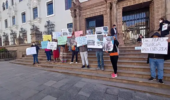 Cusco: familia de joven acuchillado se encadena y exige justicia