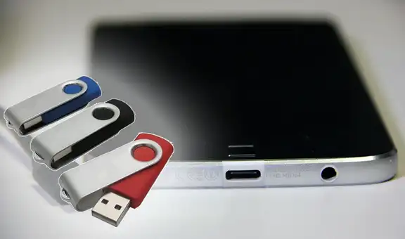 ¿Cómo transferir fotos, videos o música de tu USB a un teléfono sin utilizar una computadora? 