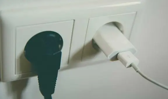 ¿Qué aparatos eléctricos jamás debes mantener enchufados durante mucho tiempo?