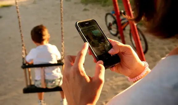 Niño manda mensaje falso del celular de su mamá para no ir al colegio y se hace viral