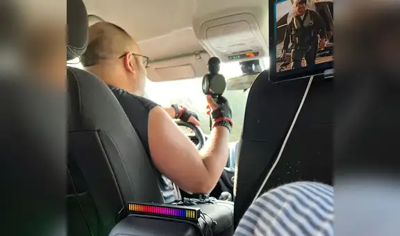 Chofer de Uber sorprende a pasajera al incluir un karaoke dentro de su auto