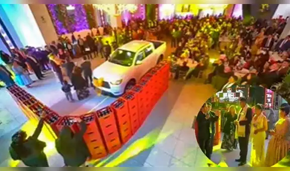 Padrino de boda entrega camioneta 0 km como “pequeño presente” a recién casados en Puno