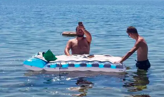 Sacerdote genera polémica al celebrar una misa en medio del mar y en traje de baño